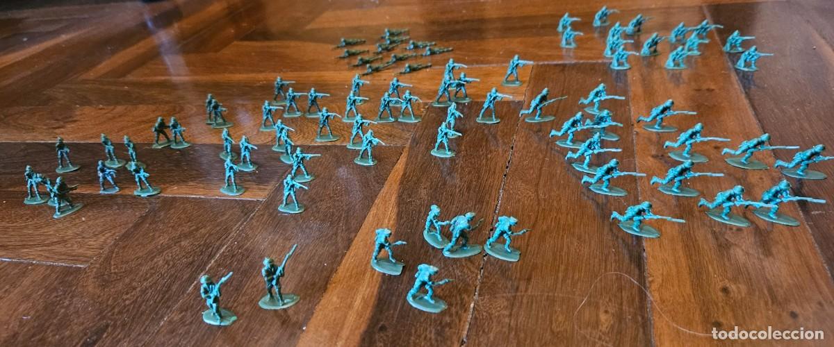 Figuras de Goma y PVC: Lote 82 soldaditos ingleses brit&aacute;nicos tipo Airfix Montaplex color verde goma 8&ordf; infanter&iacute;a WWII