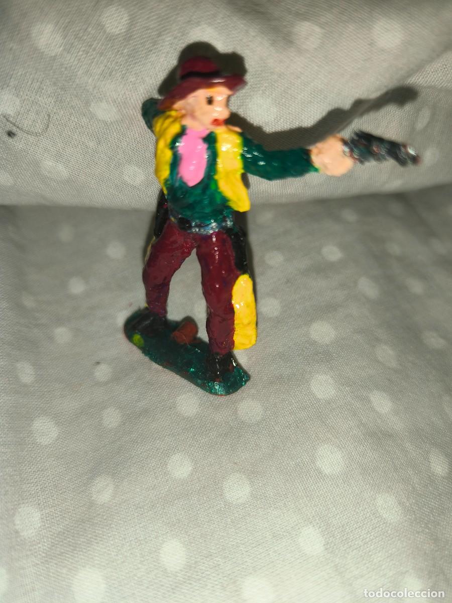 Rubber and PVC Figures: mu&ntilde;ecos indios y vaqueros