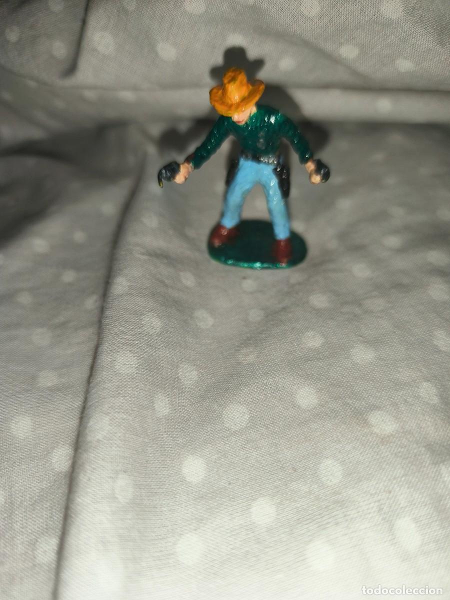Rubber and PVC Figures: mu&ntilde;ecos indios y vaqueros