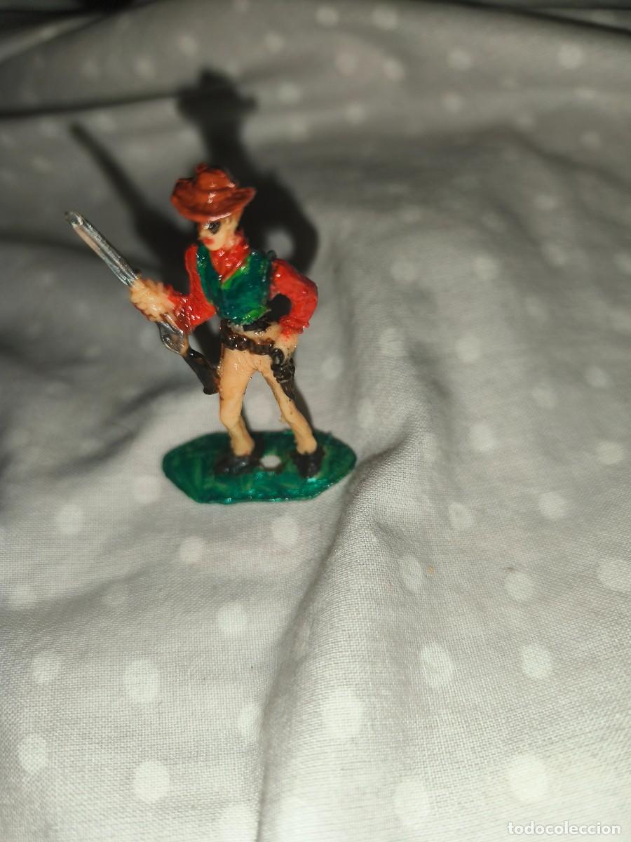 Rubber and PVC Figures: mu&ntilde;ecos indios y vaqueros