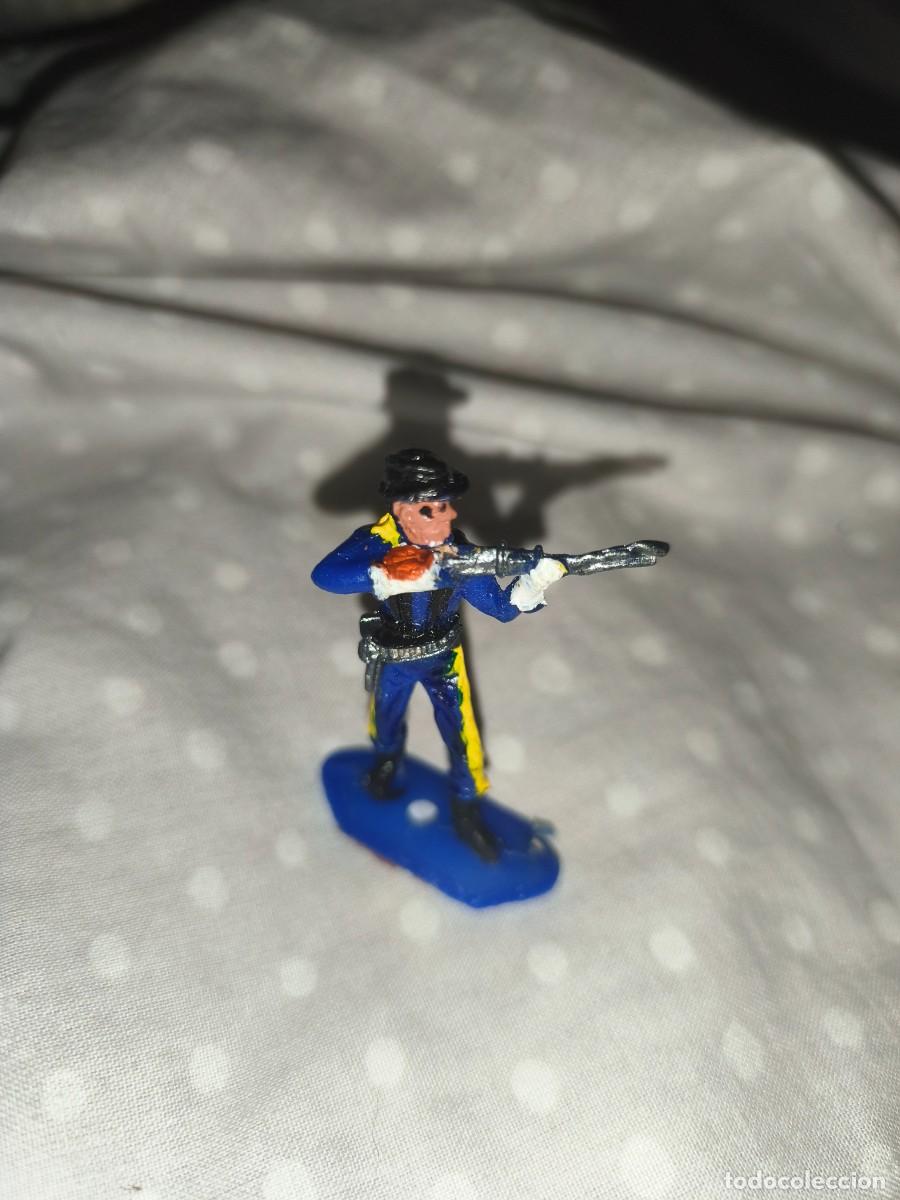 Rubber and PVC Figures: mu&ntilde;ecos indios y vaqieros