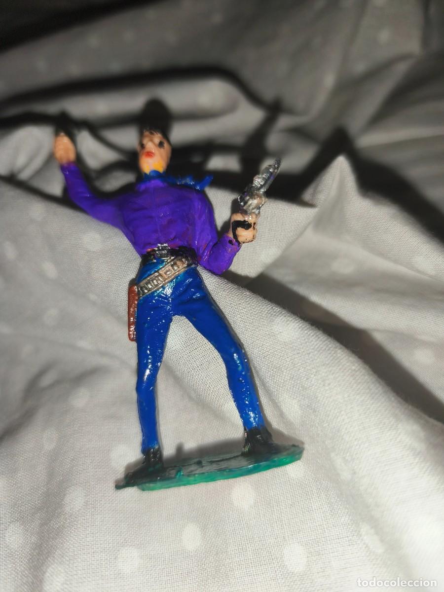 Rubber and PVC Figures: mu&ntilde;ecos indios y vaqueros