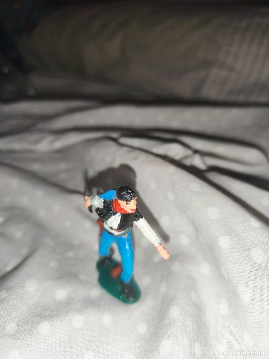 Rubber and PVC Figures: mu&ntilde;ecos indios y vaqueros