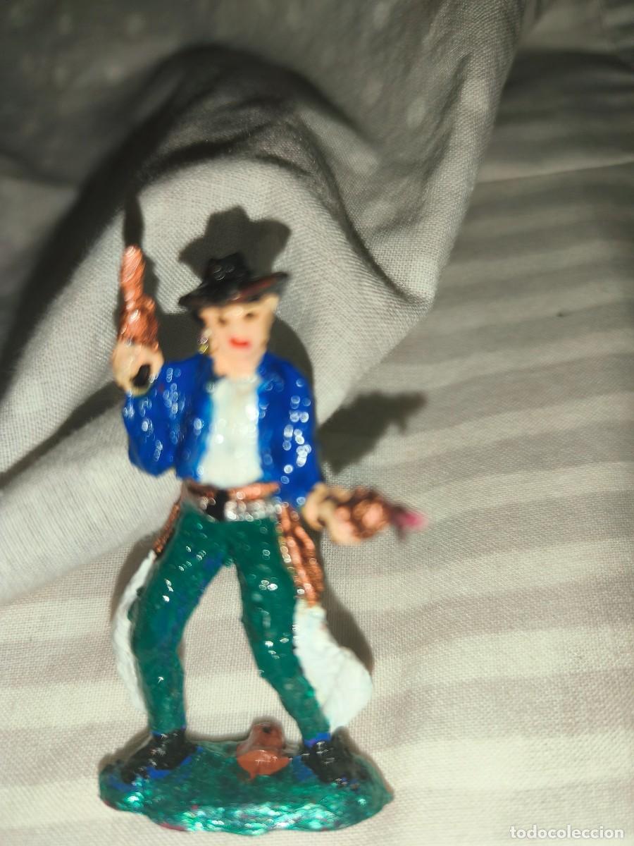 Rubber and PVC Figures: mu&ntilde;ecos indios y vaqueros