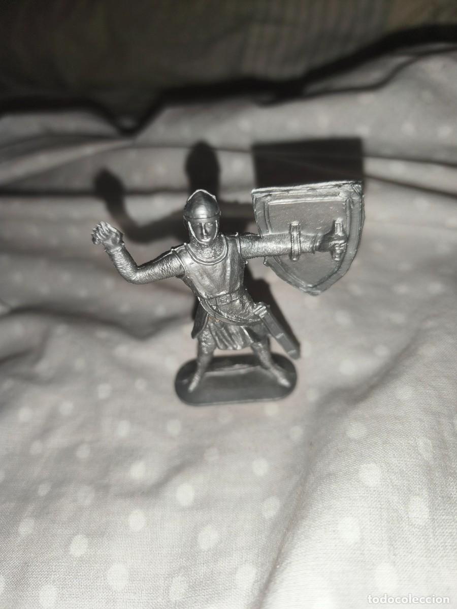 Figuras de goma Kinder: mu&ntilde;eco soldado medieval - Foto 1