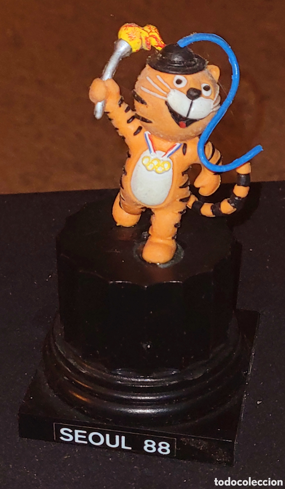 Figuras de Borracha e PVC: DIFICIL: Bonita figura pvc goma mascota Hodori Seul 1988 Comics Spain/Comics Figuras S.L. + columna