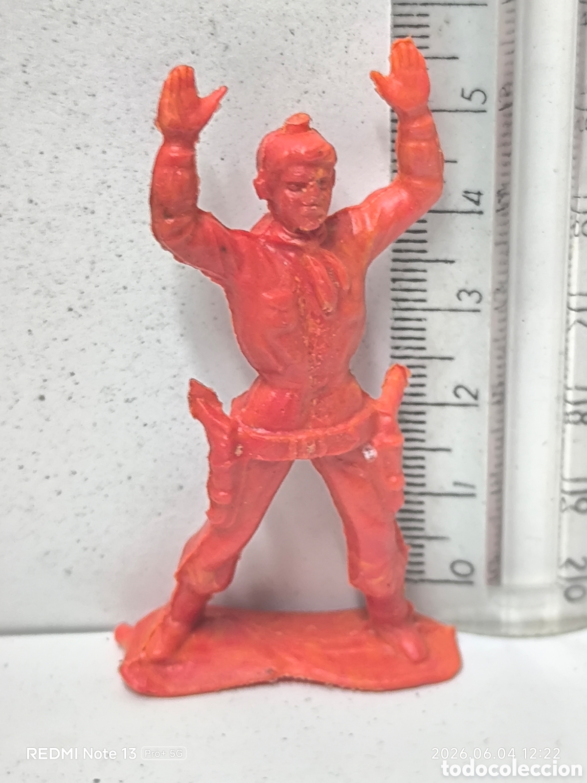Figuras de Goma y PVC: Soldado en rendici&oacute;n PVC a&ntilde;os 70