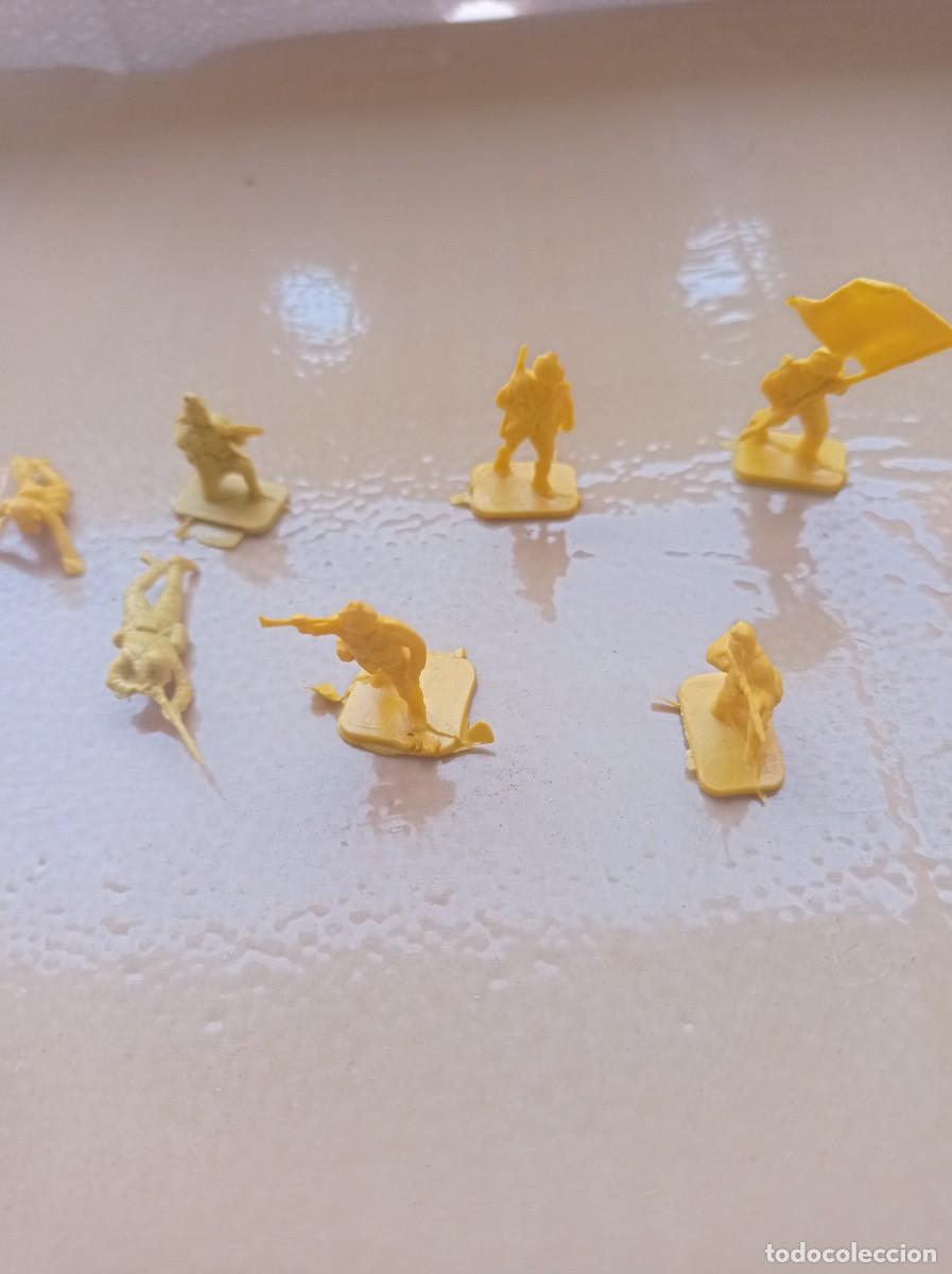 Figuras de goma y PVC: Lote de figuras de japoneses - Foto 2