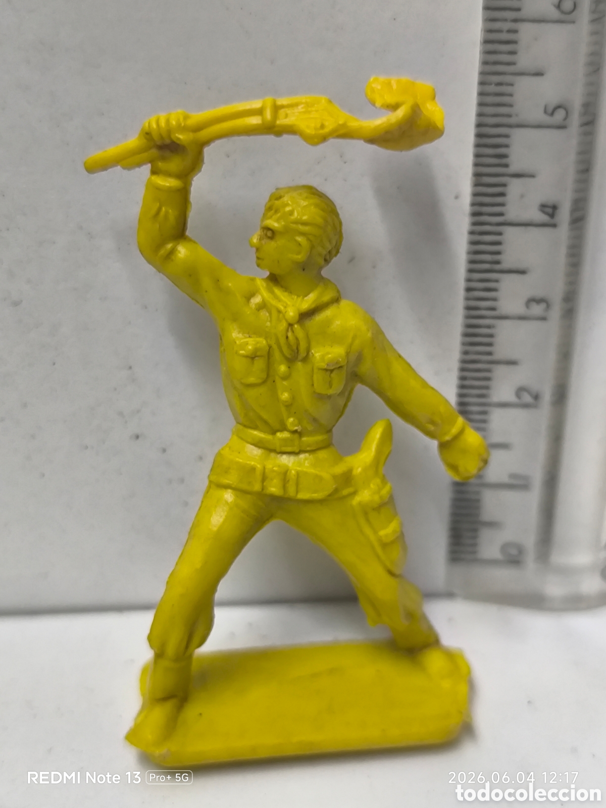 Figuras de Goma y PVC: Vaquero monocolor amarillo a&ntilde;os 70