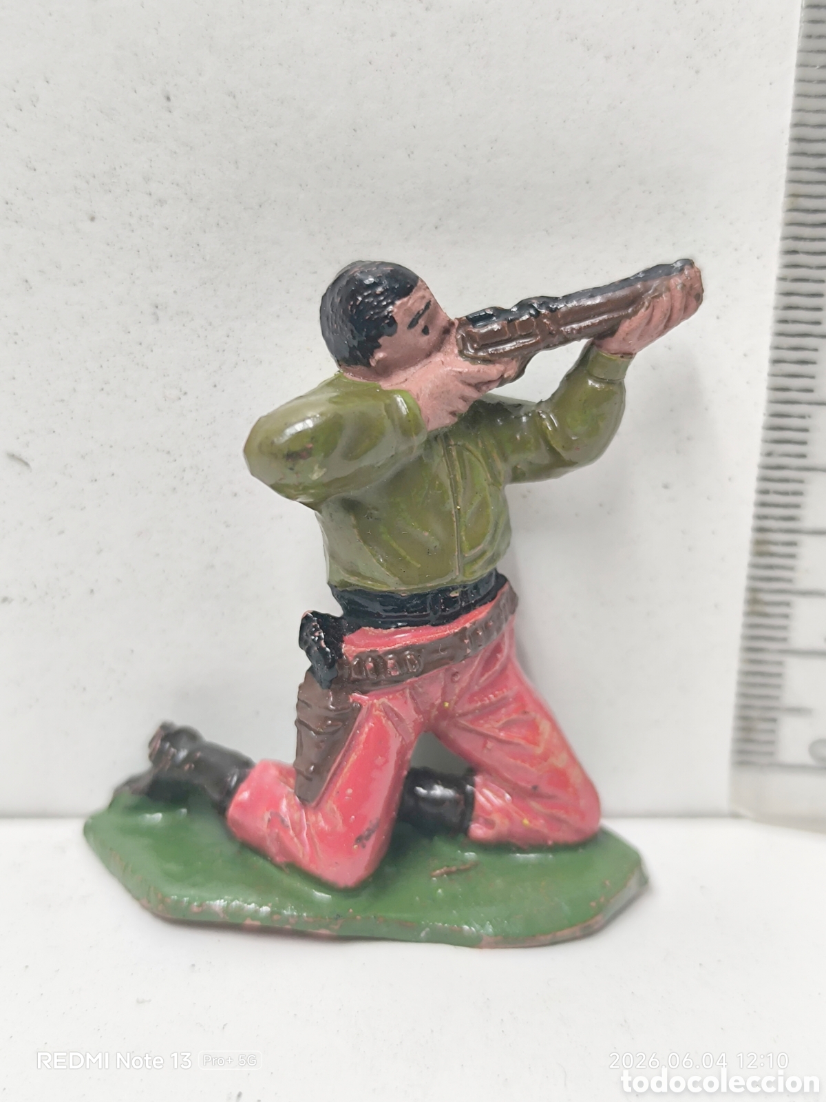 Figuras de Goma y PVC: Vaquero arrodillado pech a&ntilde;os 60