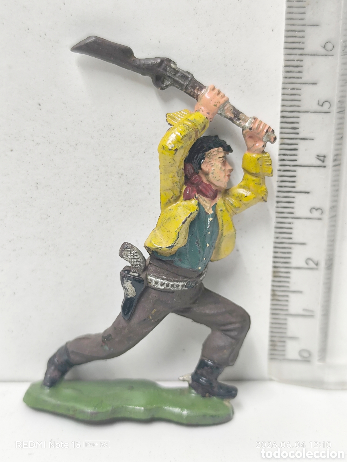 Figuras de Goma y PVC: Vaquero atacando con arma reamsa