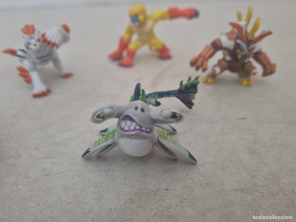 Figuras de goma y PVC: Lote de 5 mu&ntilde;ecos invizimals - Foto 4