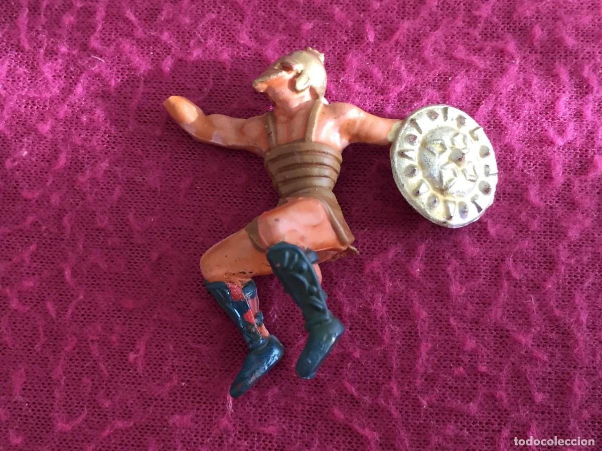 Figuras de Goma y PVC: ANTIGUA FIGURA DE GLADIADOR EN GOMA DE JECSAN - PECH O SIMILAR