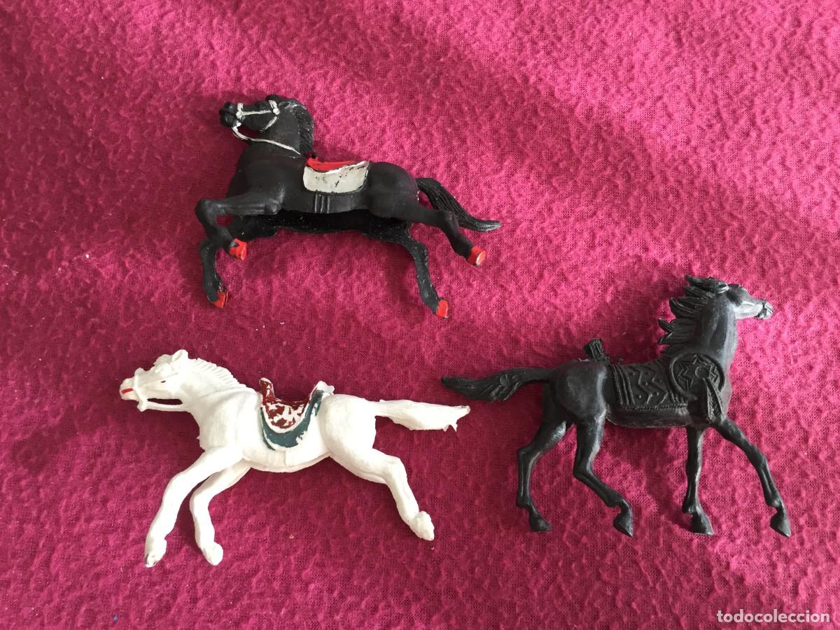Figuras de Goma y PVC: 3 CABALLOS PARA INDIOS - VAQUEROS - COWBOYS DEL OESTE EN PLASTICO