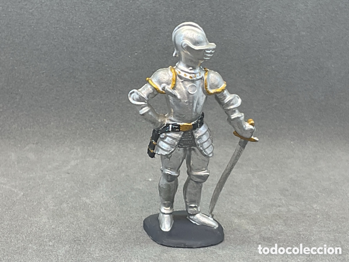 Figuras de Goma y PVC: FIGURA EN PLASTICO CON ARMADURA PLATEADA. EPOCA MEDIEVAL.