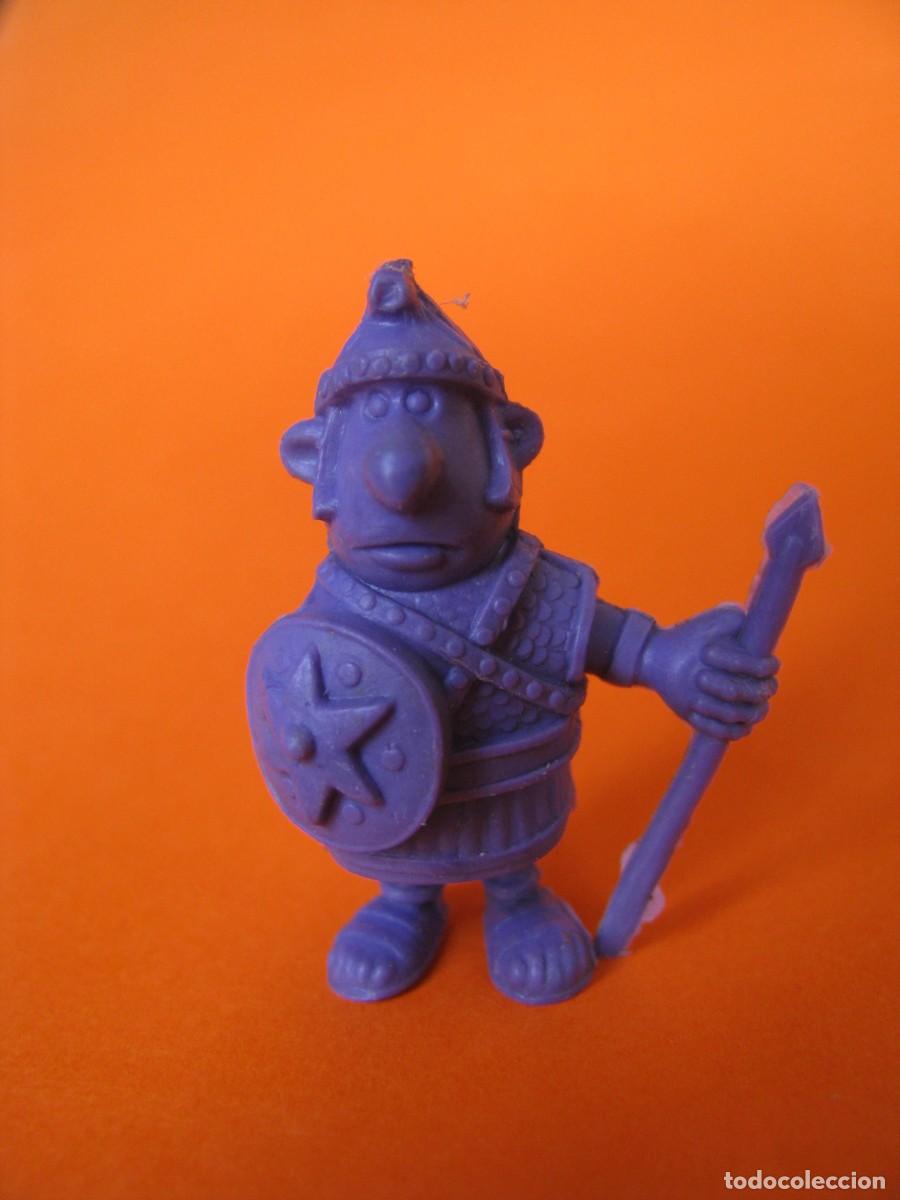 Figuras de Goma y PVC: FIGURA DE DUNKIN. ASTERIX EGIPCIOS DARGAUD. SOLDADO COLOR MORADO.