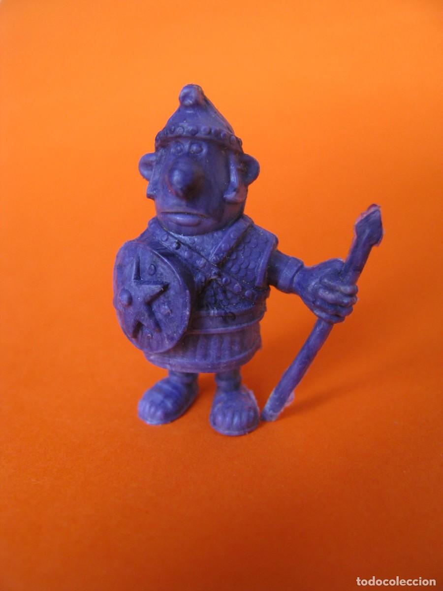 Figuras de Goma y PVC: FIGURA DE DUNKIN. ASTERIX EGIPCIOS DARGAUD. SOLDADO COLOR MORADO.