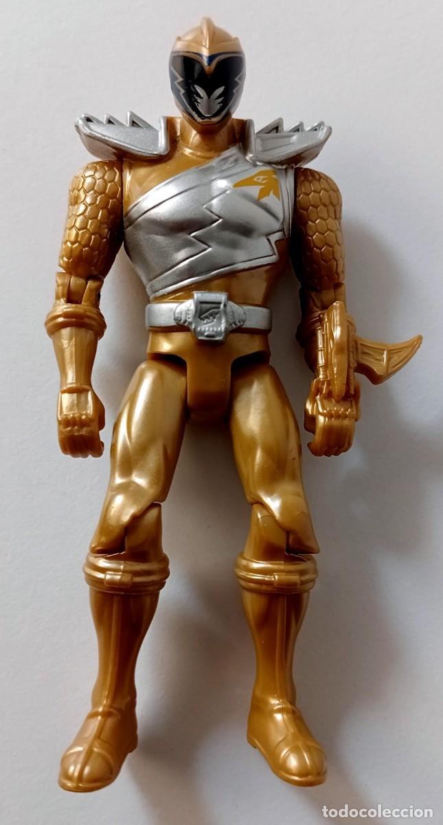 Figuras de Goma y PVC: FIGURA GOLD RANGER DE POWER RANGERS DINO CHARGE