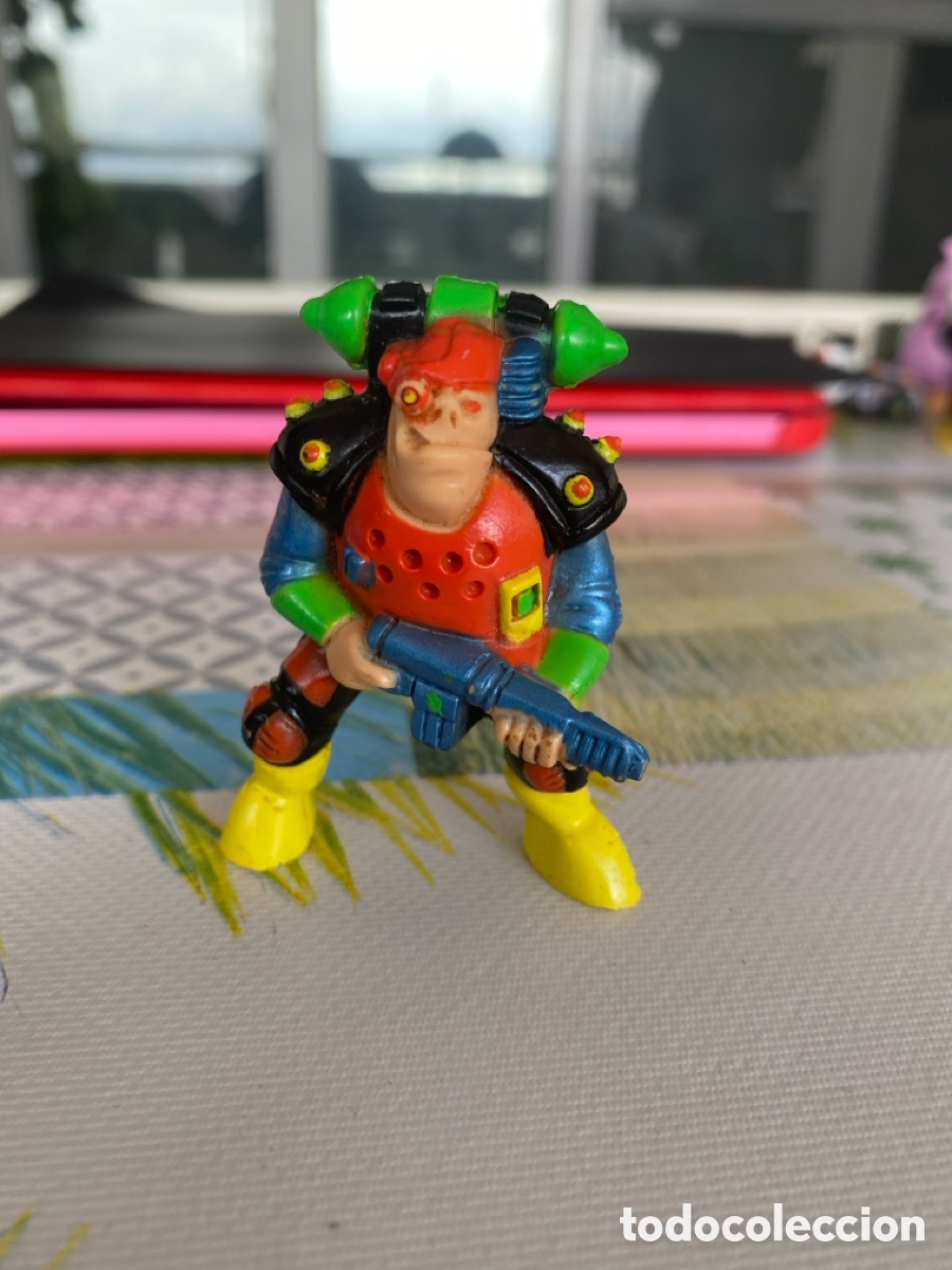 Figuras de Goma y PVC: Figura pvc Guerrero de la basura