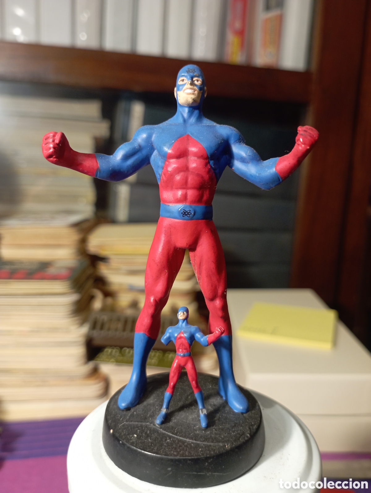 Figuras de Goma y PVC: Figura de plomo DC. Atomo, Sobre 10 cm