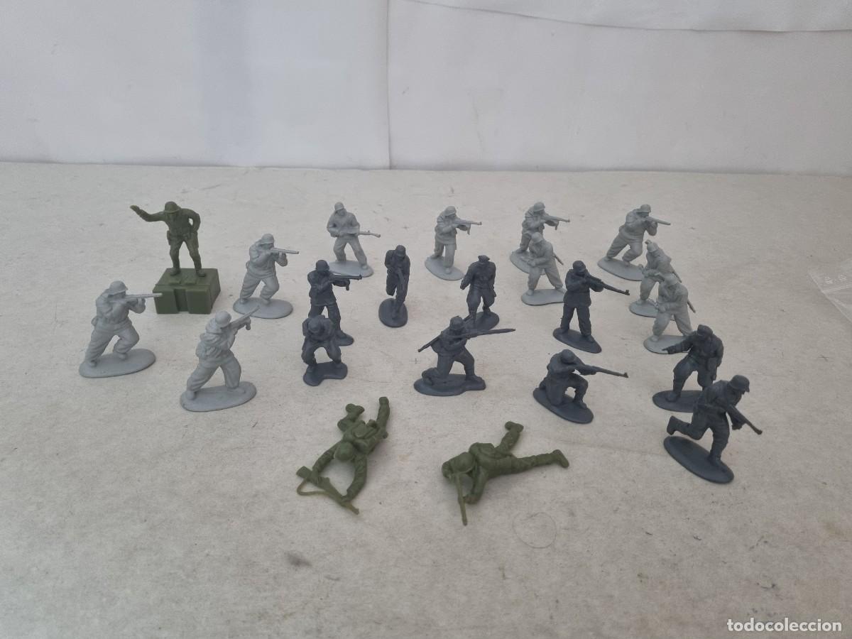 Figuras de Goma y PVC: Lote de 22 soldados variados realizados rn plastico