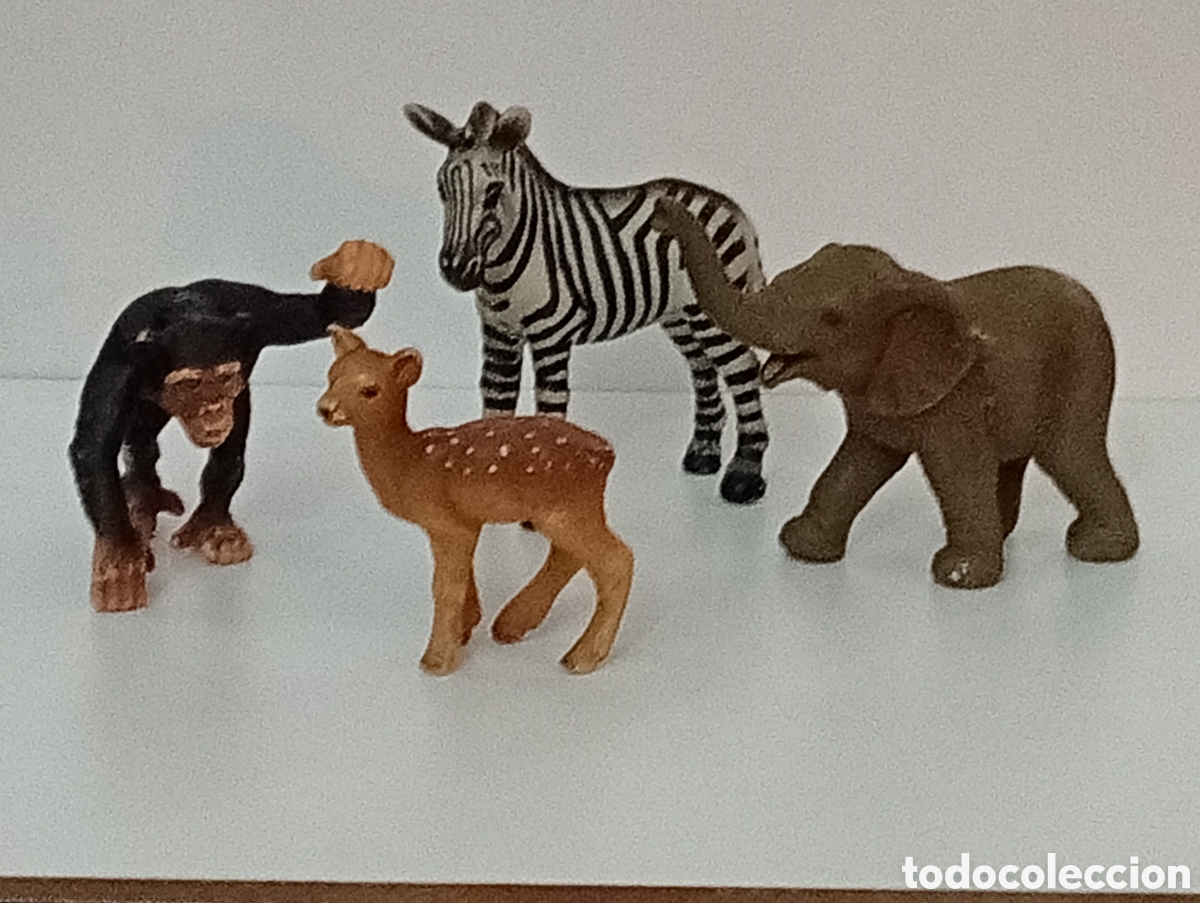 Figuras de Goma y PVC: Lote de 4 Figuras de Animales - Marca Schleich (Elefante, Cebra, Cervatillo y Chimpanc&eacute;)