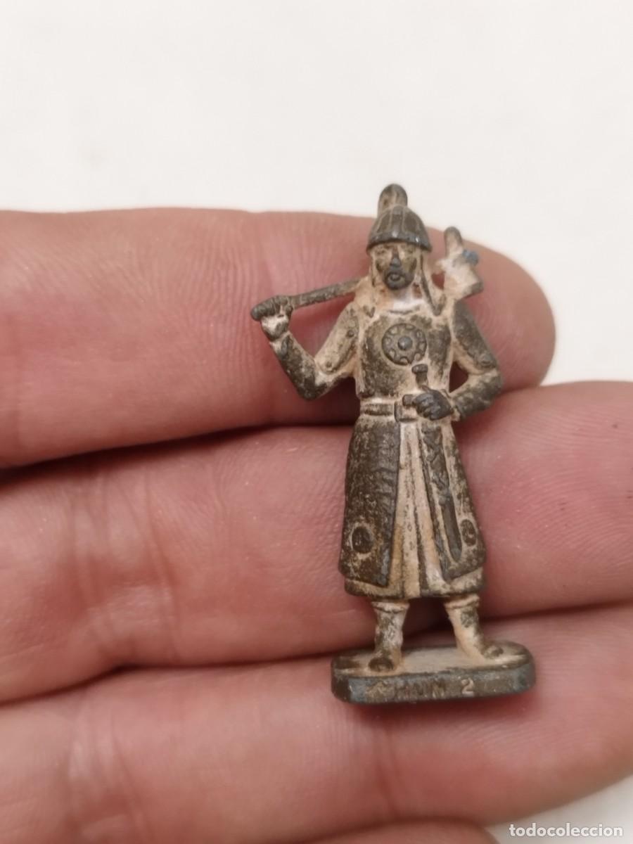 Figuras de Goma y PVC: Peque&ntilde;a figura de metal, guerrero oriental. Marcada en base 1. A identificar.