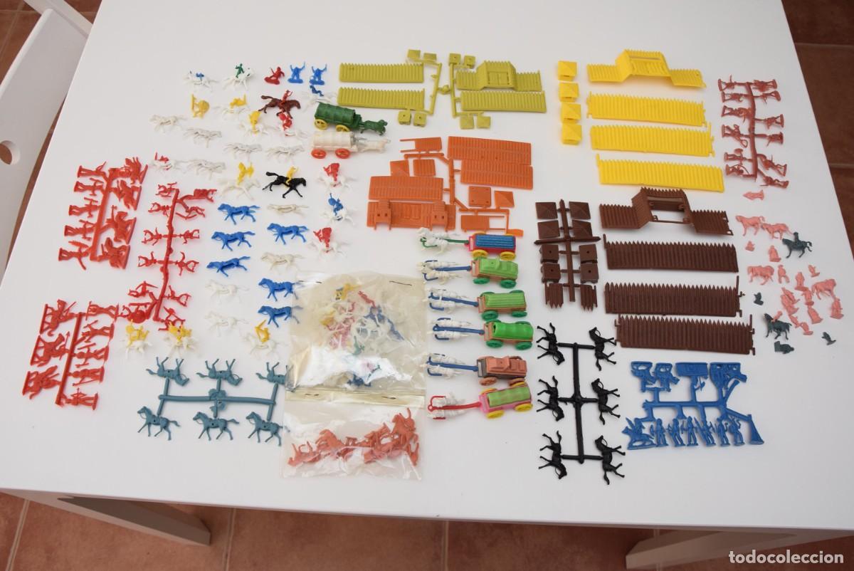 Figuras de Goma y PVC: Lote Montaplex Oeste, Fuertes, Indios, Carretas, etc.