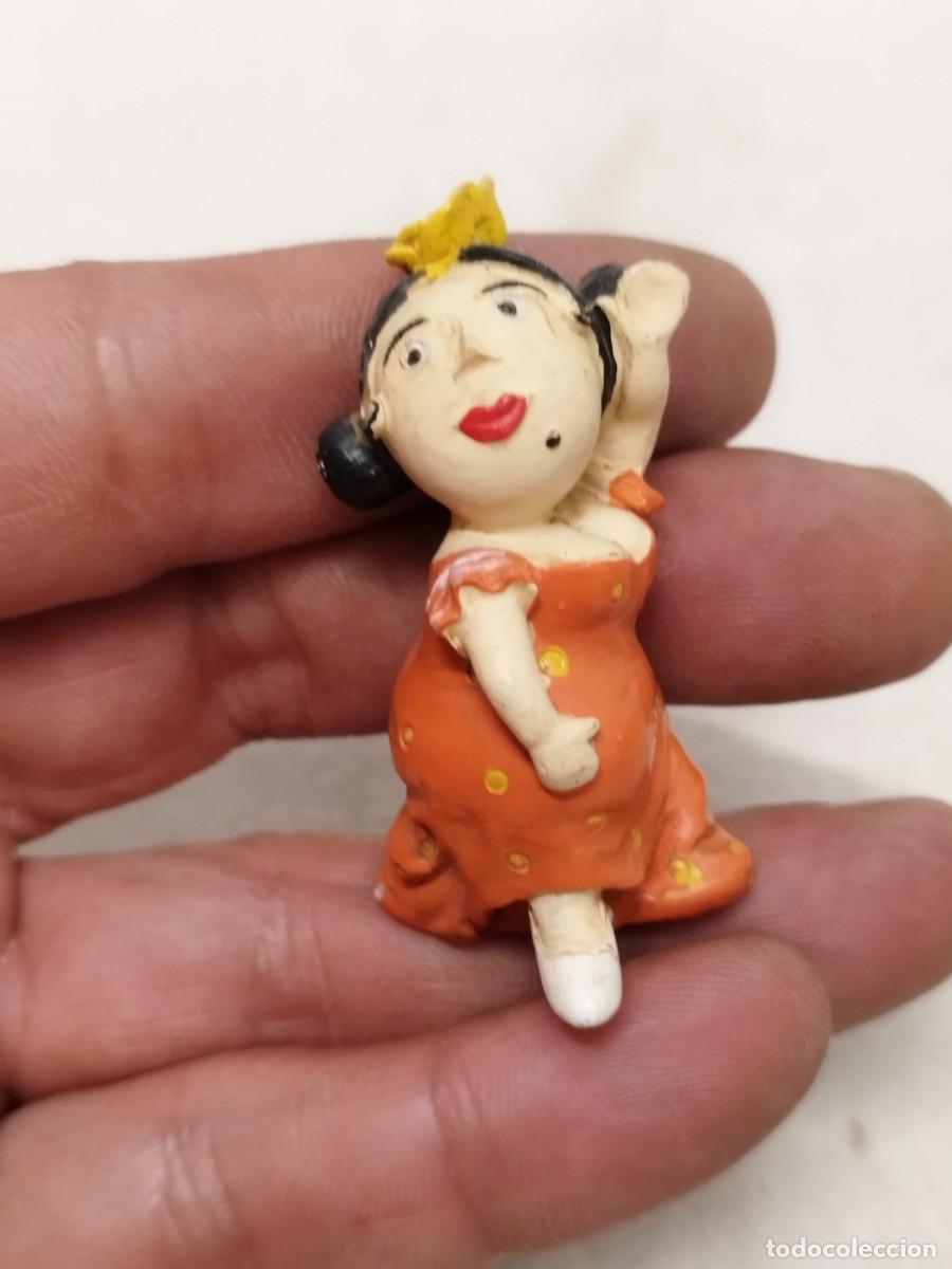 Figuras de Goma y PVC: Figura de goma de bailaora flamenca en miniatura, vistiendo un vestido naranja con lunares amarillos