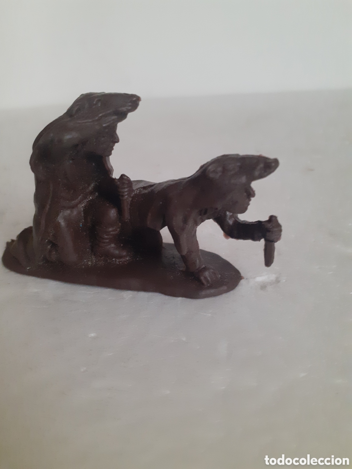 Figuras de Goma y PVC: FIGURA RARA INDIOS RASTREANDO CON PIELES PLASTICO,ATLANTIC,REAMSA,JECSAN