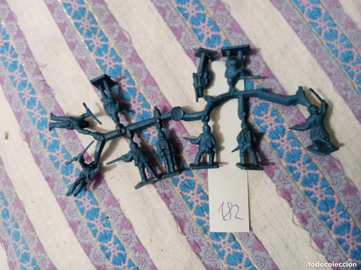 Figuras de Goma y PVC: MONTAPLEX COLADA INCOMPLETA YANQUIS azul claro LOTE N 182