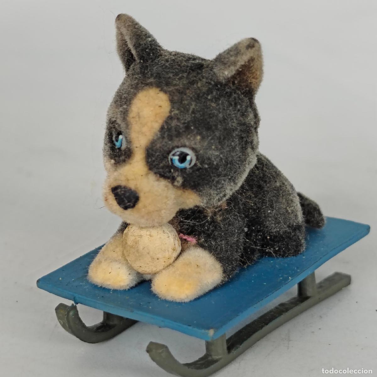 Gummi- und PVC-Figuren: Puppy In My Pocket Husky Flocked Fuzzy W/ Snowball Tan Sled MEG 2006
