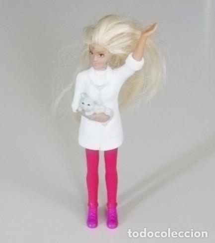 Figuras de Goma y PVC: MU&Ntilde;ECA CON GATO - MATTEL 2018 BURGER KING - &iquest; ESTILO BARBIE ? - PL&Aacute;STICO - JUGUETE RUBIA FIGURA