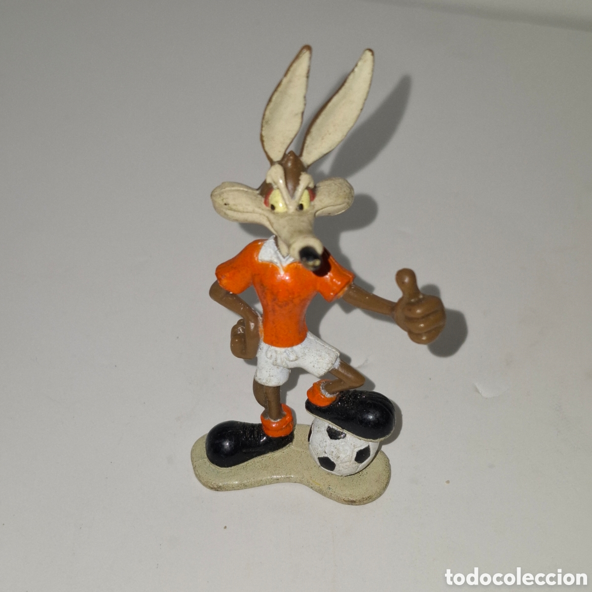 Figuras de Goma y PVC: COYOTE JUGADOR DE FUTBOL FIGURA DE PVC MADE IN MACAU STAR TOYS LOONEY TUNES