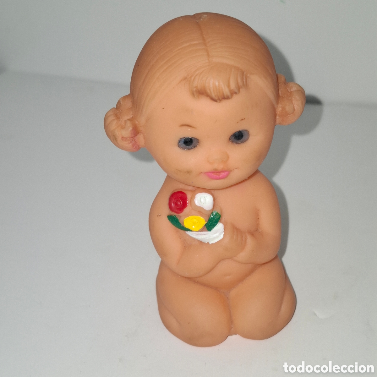 Figuras de Goma y PVC: FIGURA DE GOMA NI&Ntilde;A CON RAMITO DE FLORES MADE IN SPAIN A&Ntilde;OS 70
