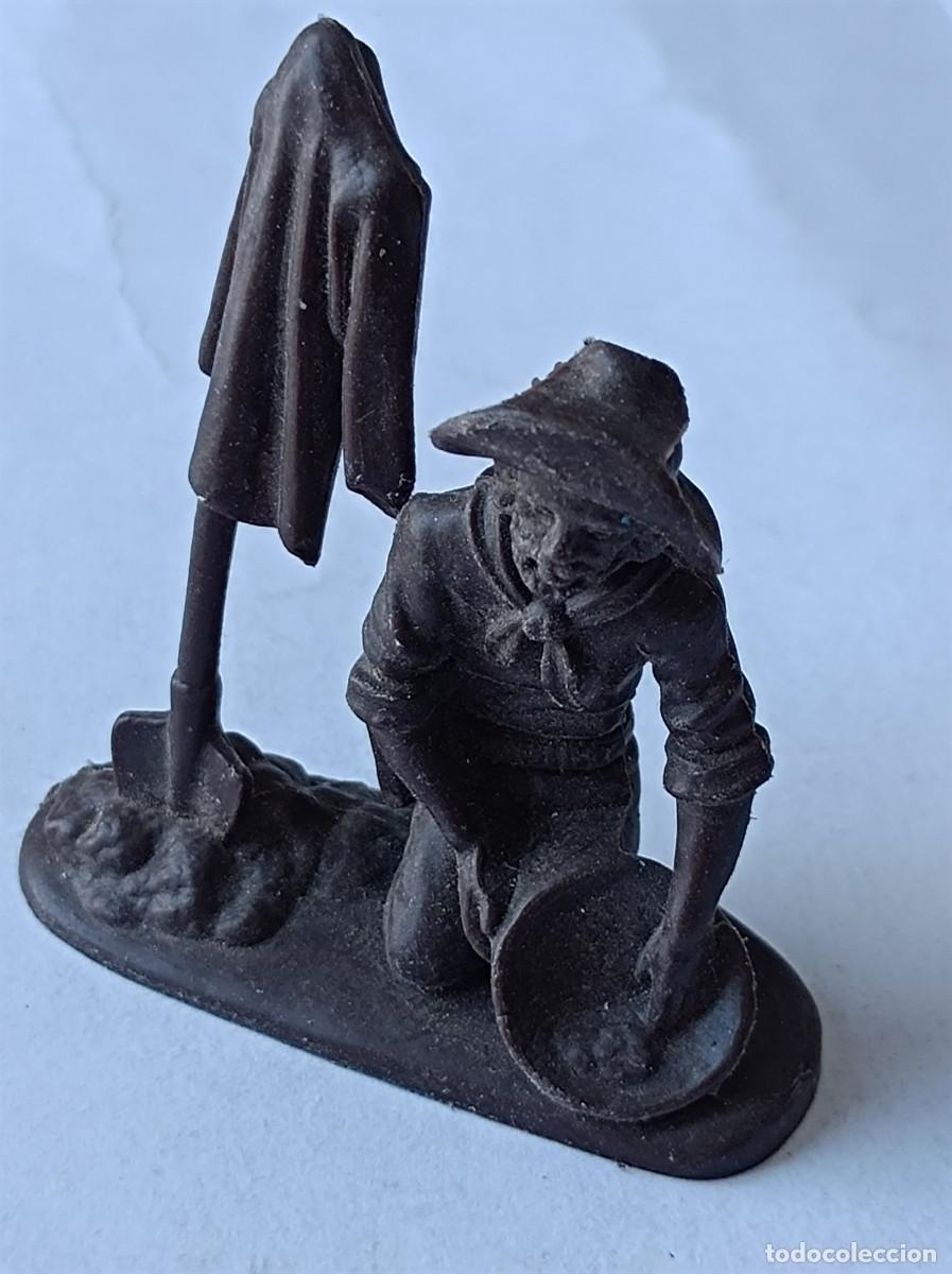 Figuras de Goma y PVC: FIGURA DE PL&Aacute;STICO FABRICANTE ATLANTIC 1:32 - FAR WEST BUSCADORES DE ORO GOLD RUSH