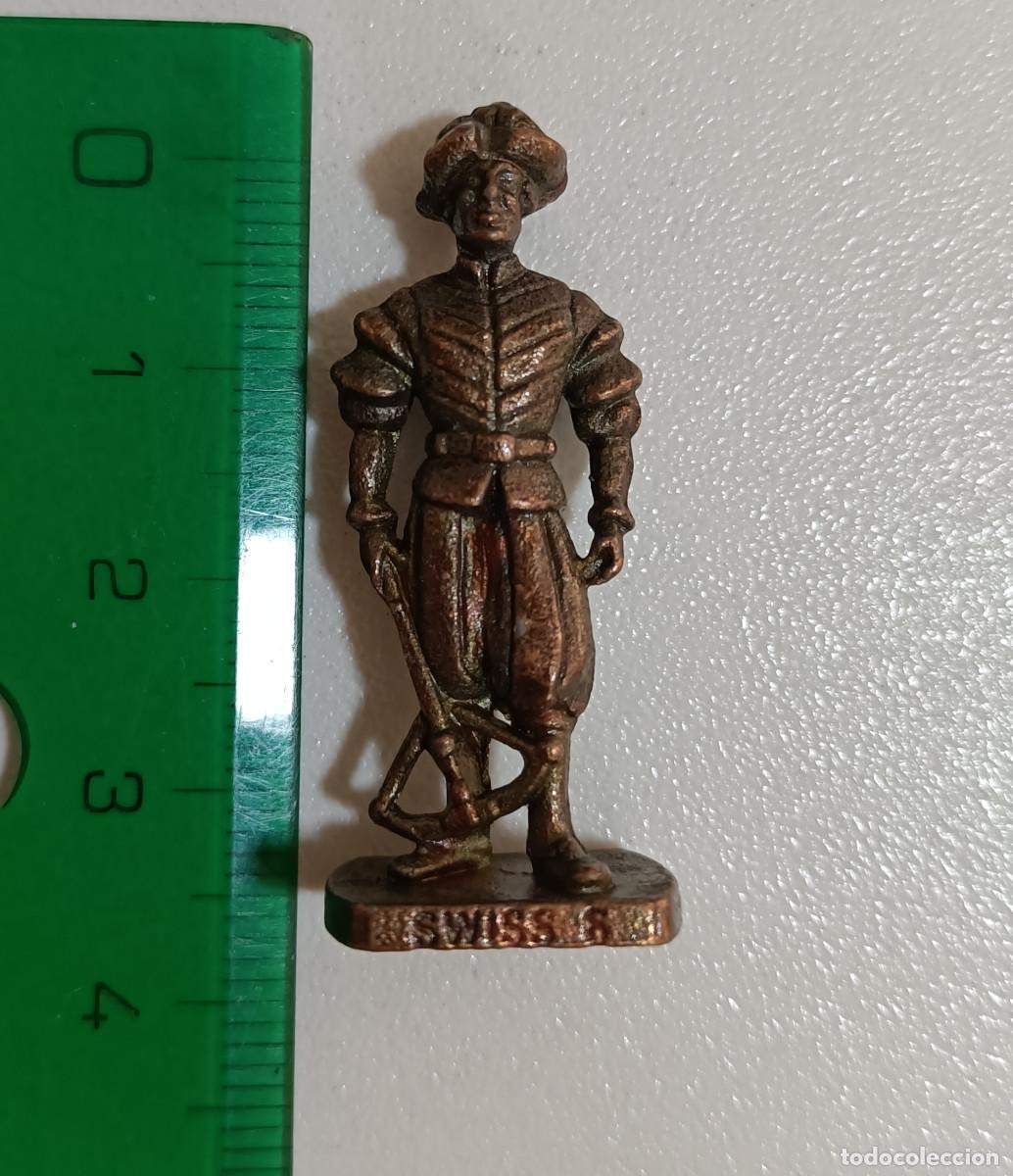 Figuras de Goma Kinder: kinder metalico mu&ntilde;eco soldado metal figura escala miniatura a&ntilde;os 90 swiss suizo peana