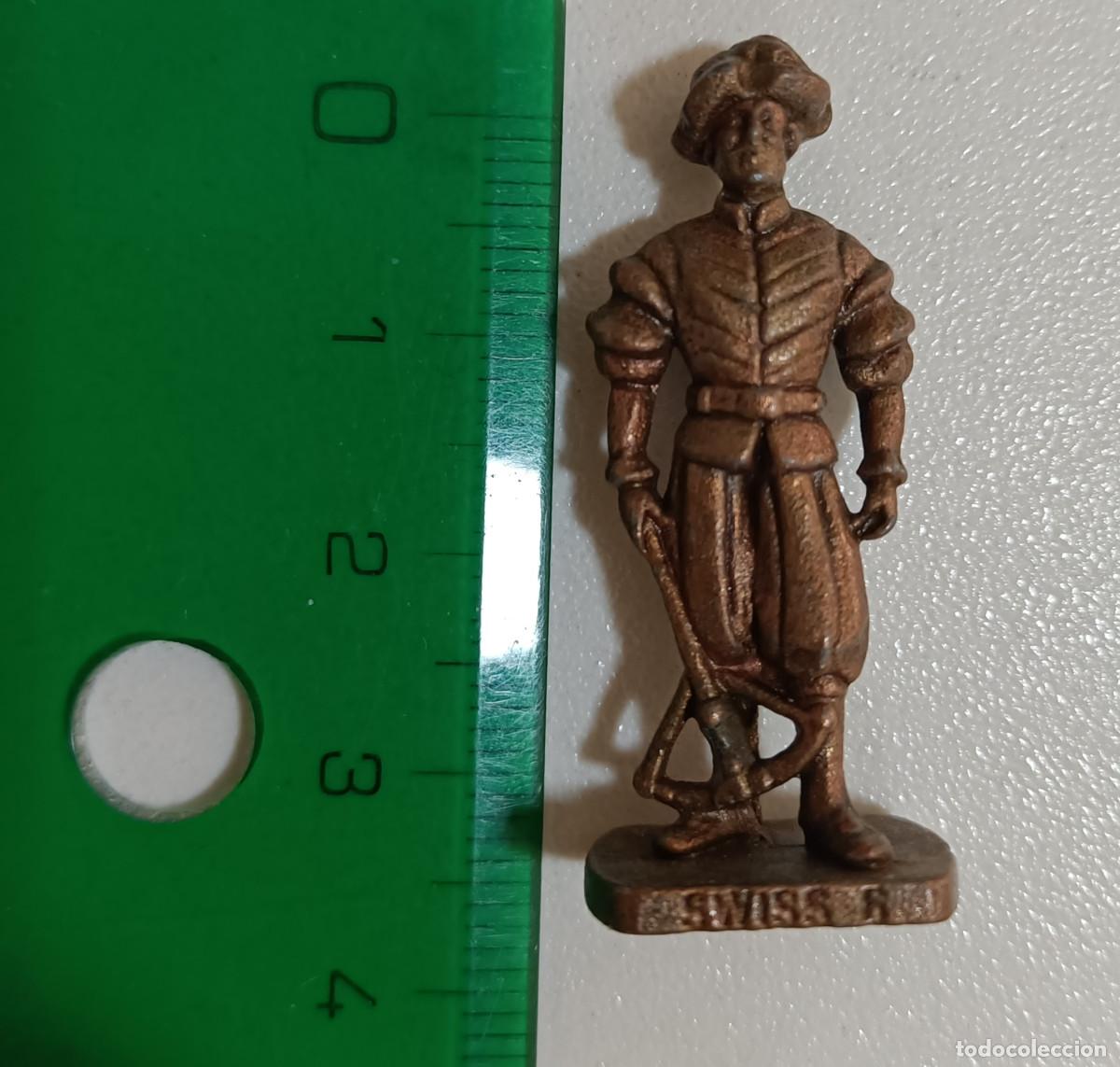 Figuras de Goma Kinder: kinder metalico mu&ntilde;eco soldado metal figura escala miniatura a&ntilde;os 90 swiss suizo peana ballesta