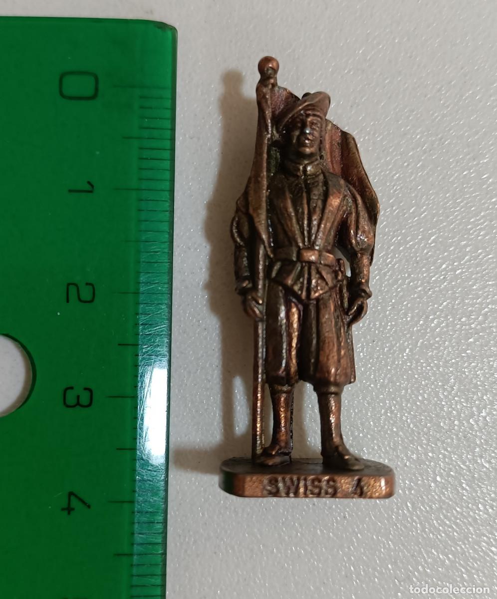 Figuras de Goma Kinder: kinder metalico mu&ntilde;eco soldado metal figura escala miniatura a&ntilde;os 90 swiss suizo peana suizo guardia