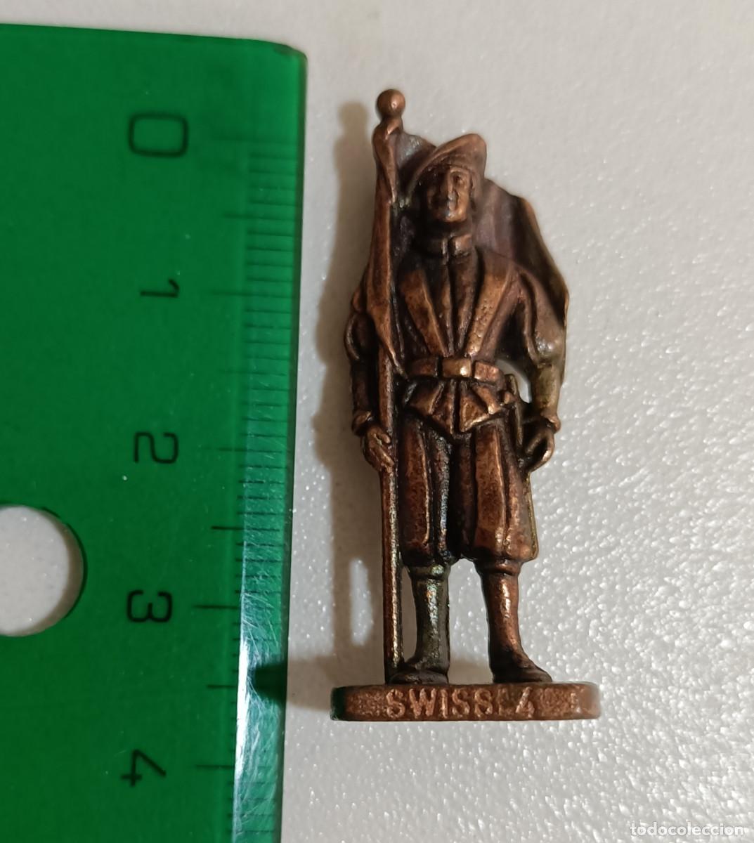 Figuras de Goma Kinder: kinder metalico mu&ntilde;eco soldado metal figura escala miniatura a&ntilde;os 90 swiss suizo peana suizo guardia