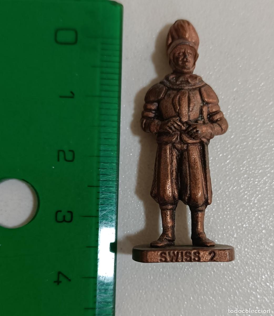 Figuras de Goma Kinder: kinder metalico mu&ntilde;eco soldado metal figura escala miniatura a&ntilde;os 90 swiss suizo peana suizo guardia