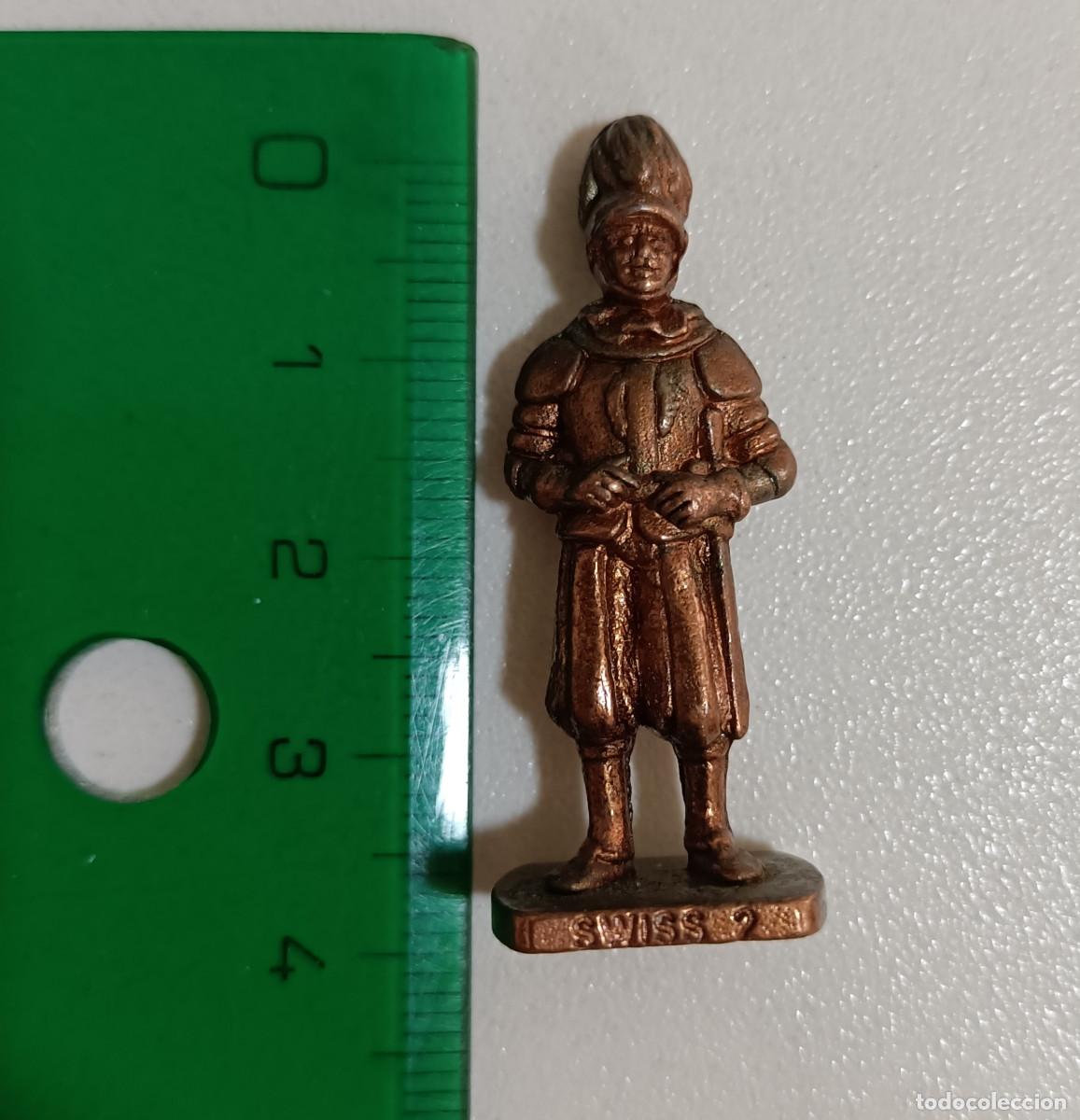 Figuras de Goma Kinder: kinder metalico mu&ntilde;eco soldado metal figura escala miniatura a&ntilde;os 90 swiss suizo peana suizo guardia