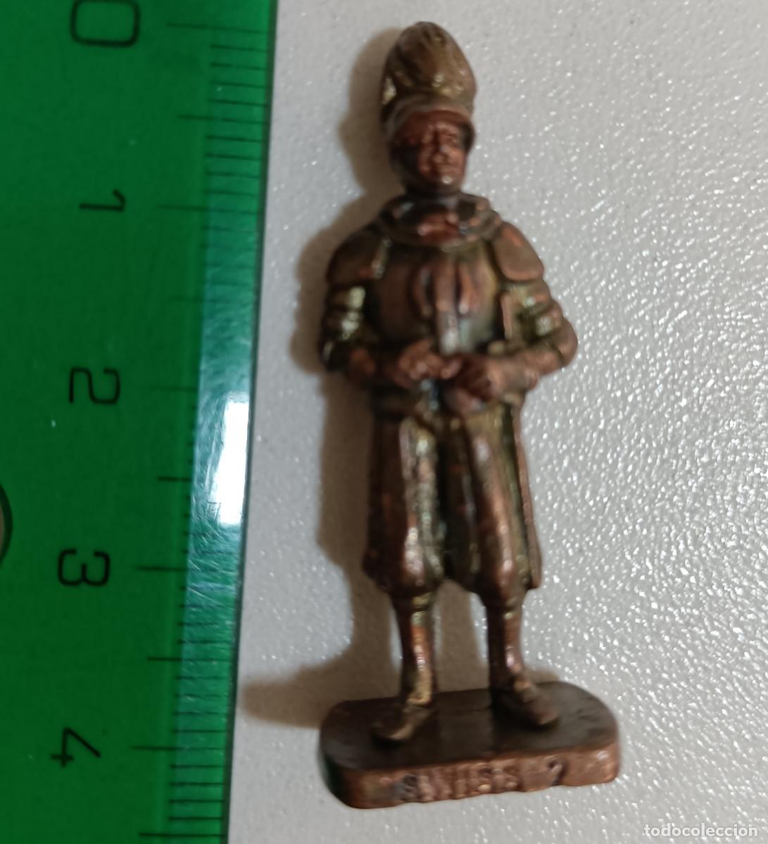 Figuras de Goma Kinder: kinder metalico mu&ntilde;eco soldado metal figura escala miniatura a&ntilde;os k9 swiss suizo guardia espada