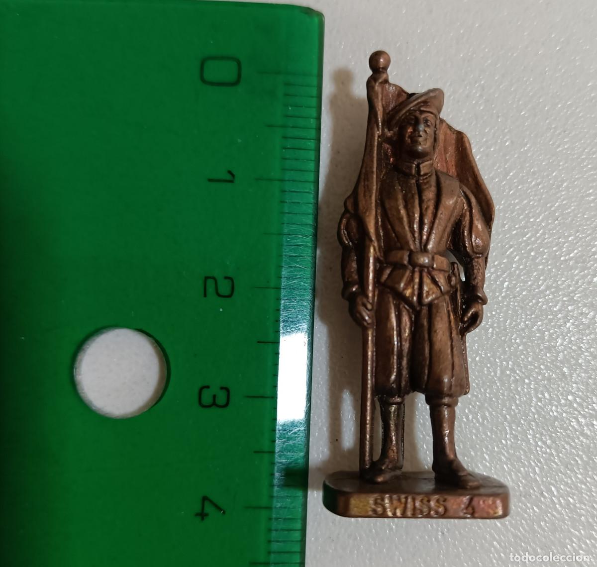 Figuras de Goma Kinder: kinder metalico mu&ntilde;eco soldado metal figura escala miniatura a&ntilde;os k96 swiss suizo guardia pendon