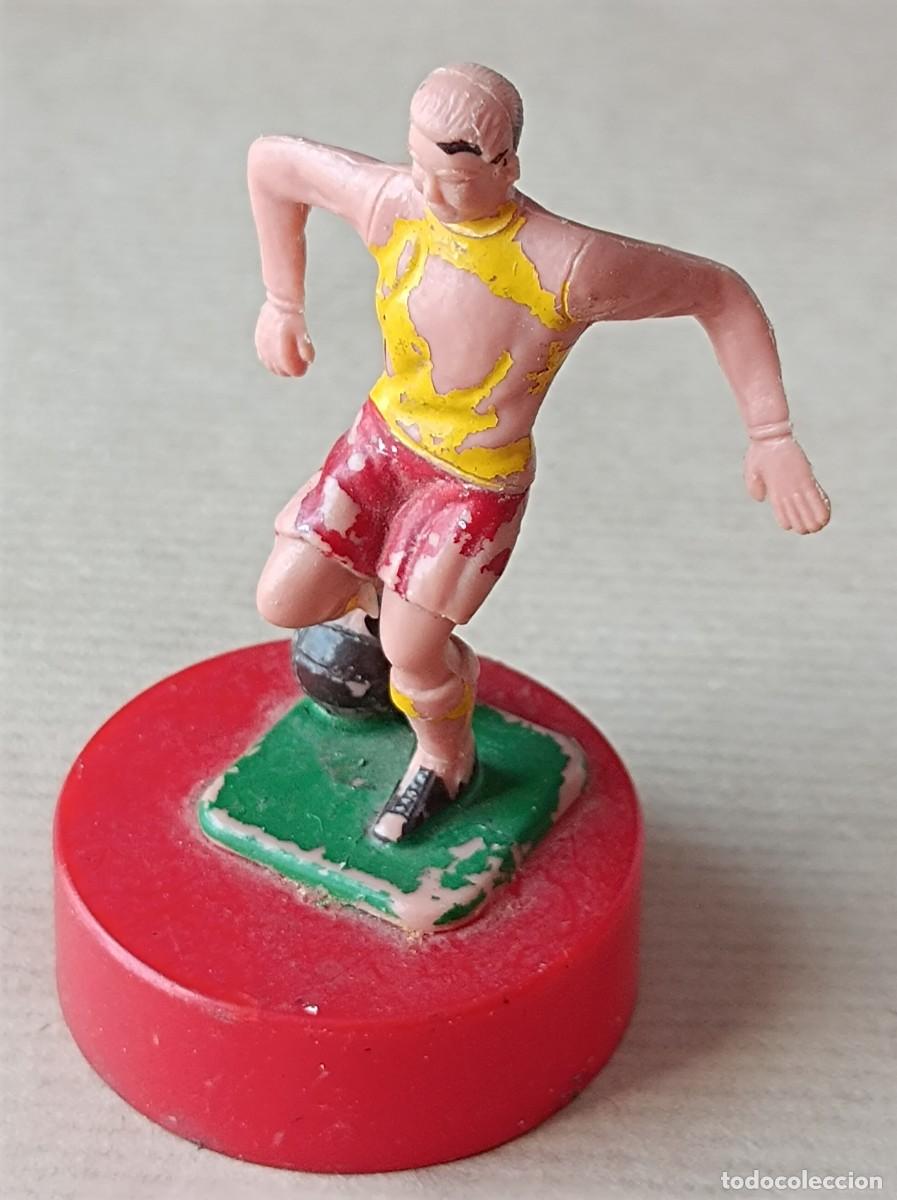 Figuras de Goma y PVC: FIGURA DE PL&Aacute;STICO JUGADOR DE F&Uacute;TBOL SOBRE BASE SACAPUNTAS FABRICANTE NOVEPLAX