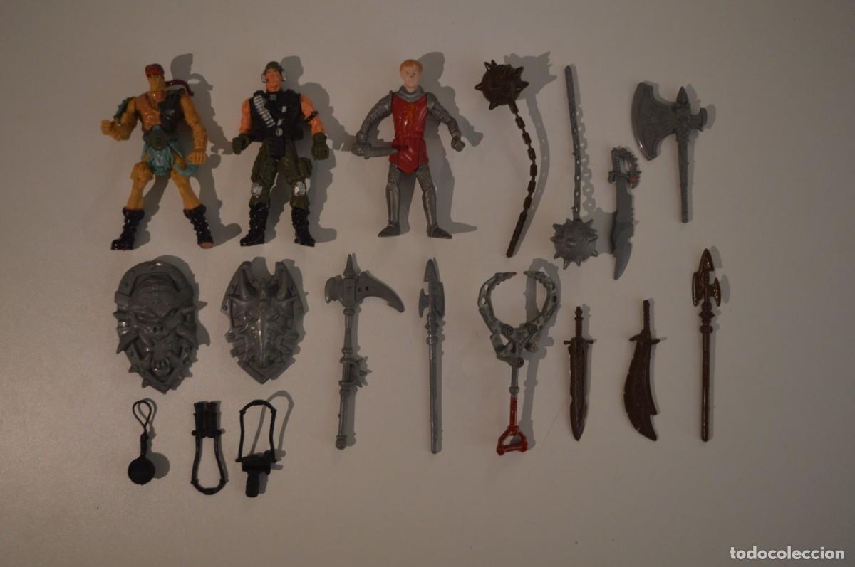 Figuras de Goma y PVC: LOTE JUGUETES GUERREROS ARMAS ESCUDOS HACHA ESPADA LANZA MILITAR FANTAS&Iacute;A 3 PERSONAJES