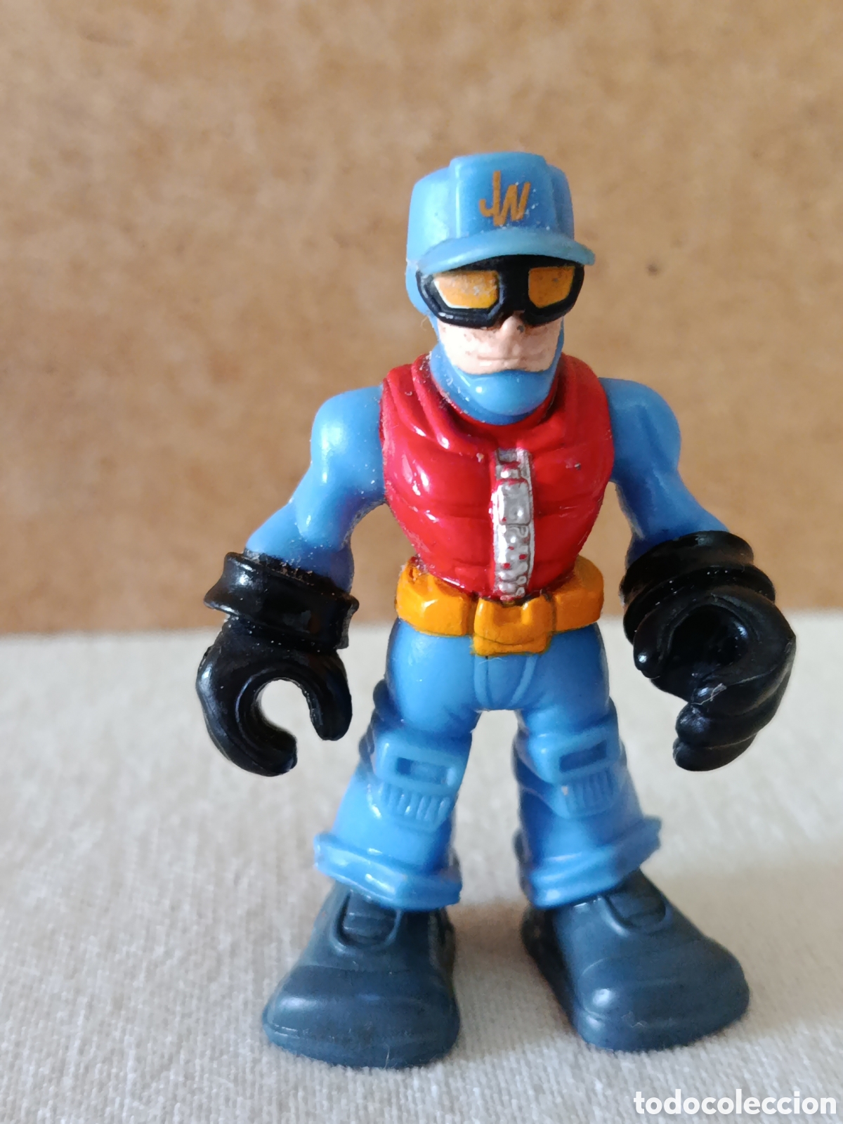 Gummi- und PVC-Figuren: figura de acci&oacute;n de Chief Charlie Burns de la l&iacute;nea Transformers Rescue Bots de Playskool Heroes.