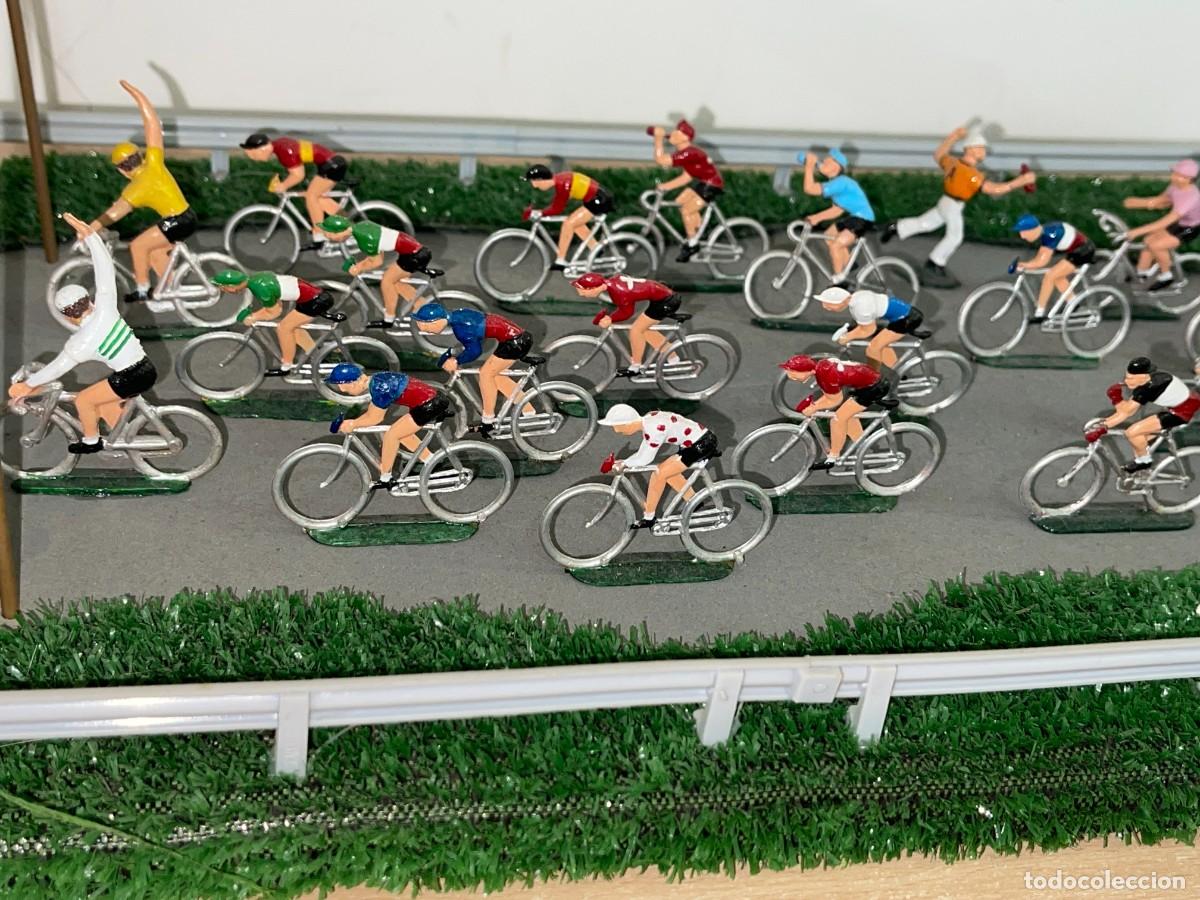 Figuras de Goma y PVC: Maqueta con Pelot&oacute;n de 22 Ciclistas originales Mariano Sotorres a&ntilde;os 60 Tour de Francia Giro Vuelta