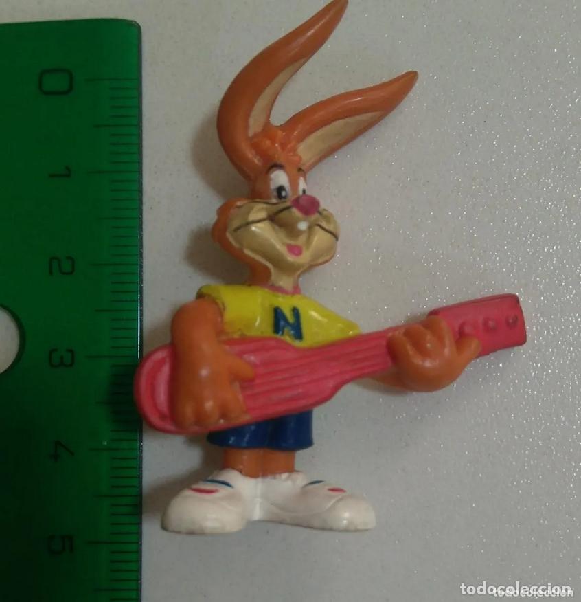 Figuras de Goma y PVC: FIGURA guitarra PUBLICITARIA PROMOCIONAL NESQUICK MU&Ntilde;ECO PVC GOMA PREMIUM NESQUIK miniatura mini