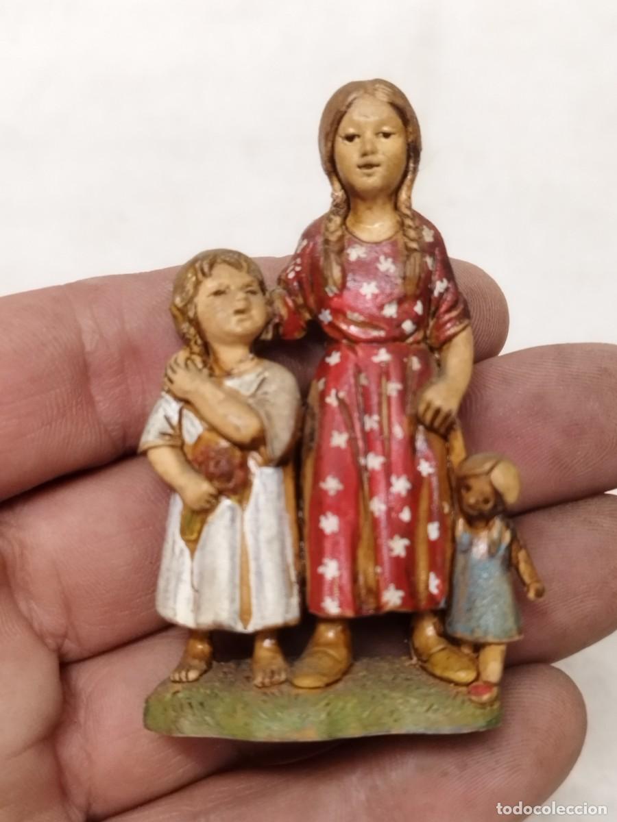 Figuras de Goma y PVC: Antigua figura de dos ni&ntilde;as, y una mu&ntilde;eca colgada de la mano. Landi italia.